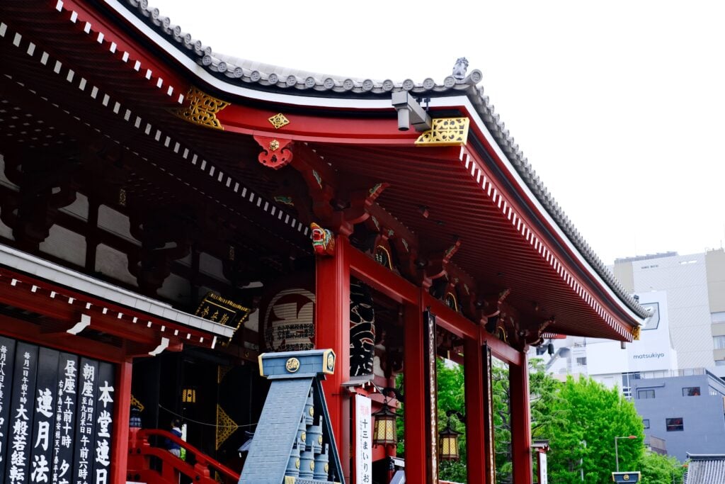 Red temple gate with traditional Japanese architecture at Sensō-ji Temple in Asakusa, Tokyo.